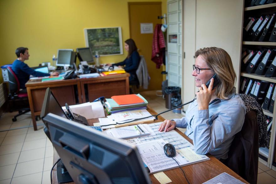 Notre RH au travail au siège du cabinet dans la ville d'Aumale